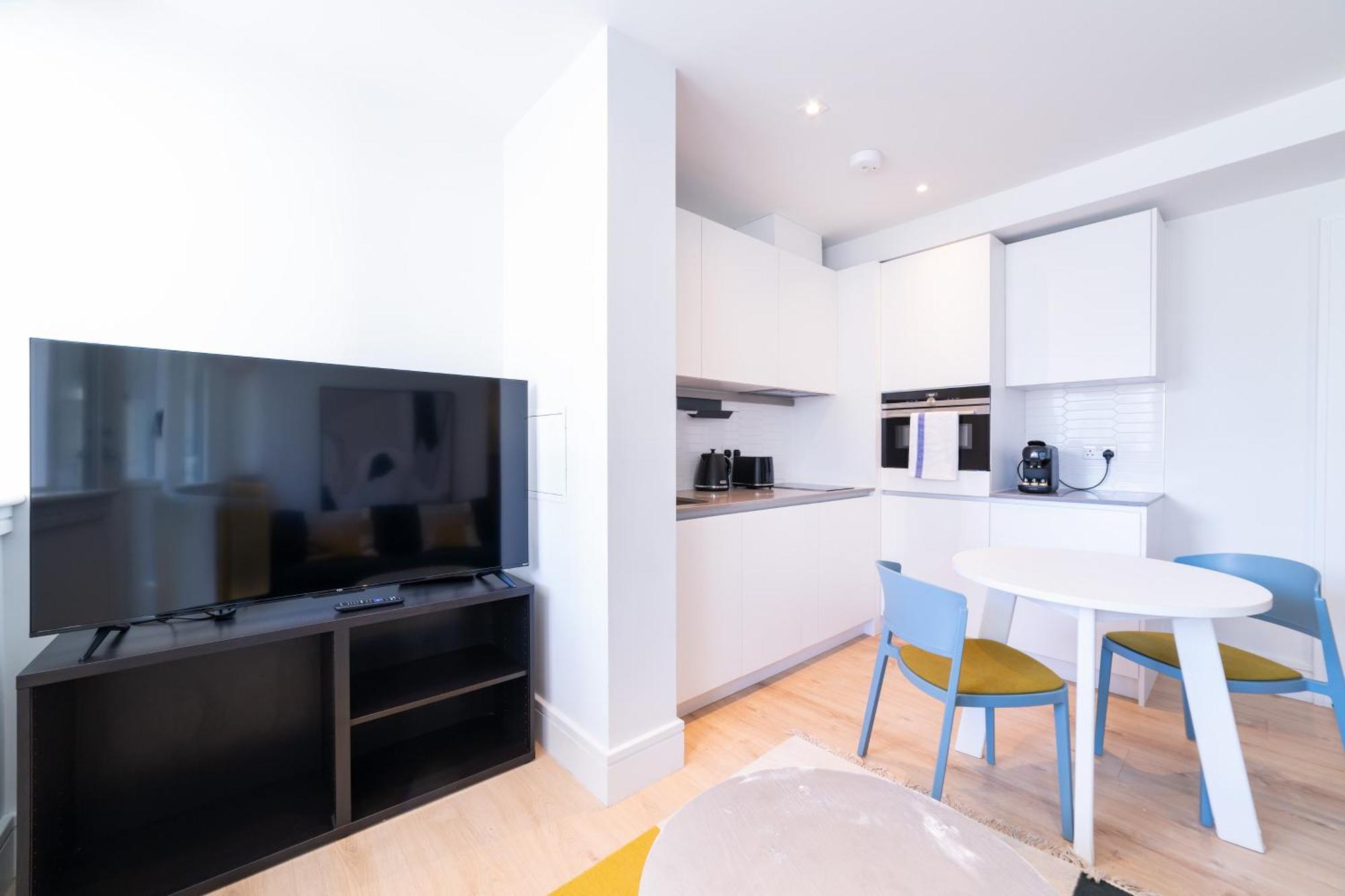 Stylish Retreats On Olympic Way Apartment London Bagian luar foto