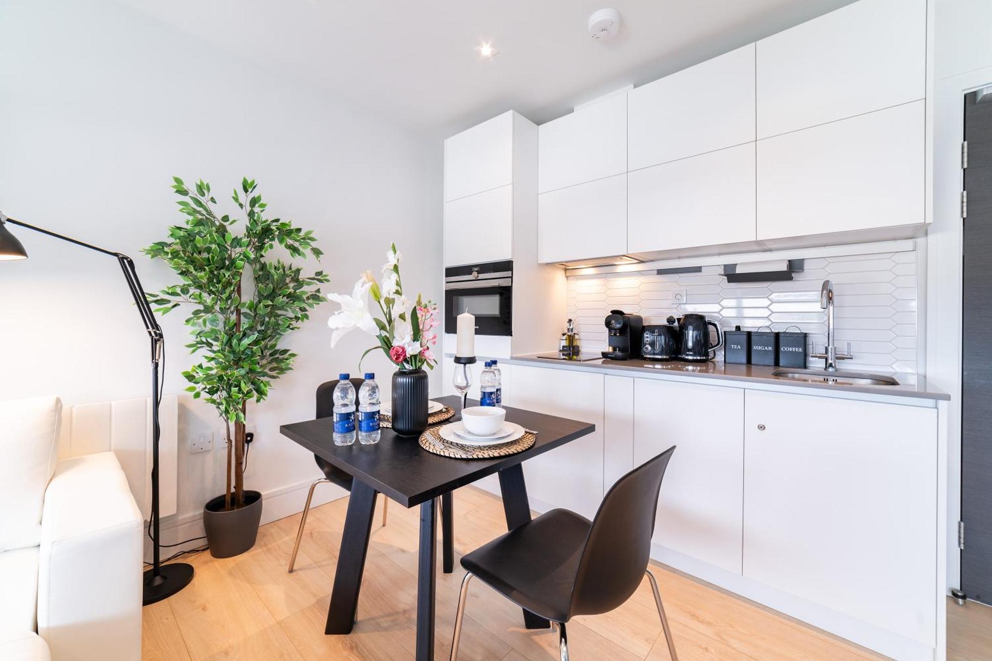 Stylish Retreats On Olympic Way Apartment London Bagian luar foto