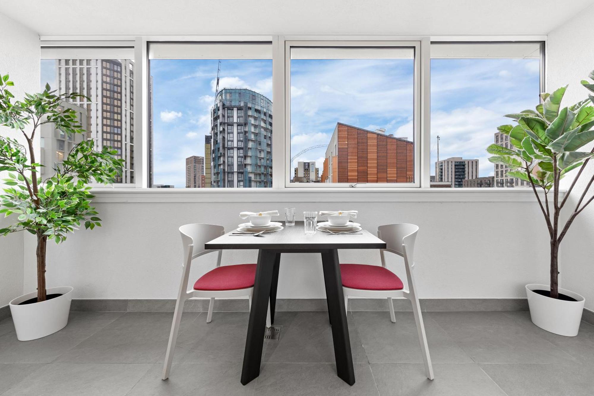 Stylish Retreats On Olympic Way Apartment London Bagian luar foto